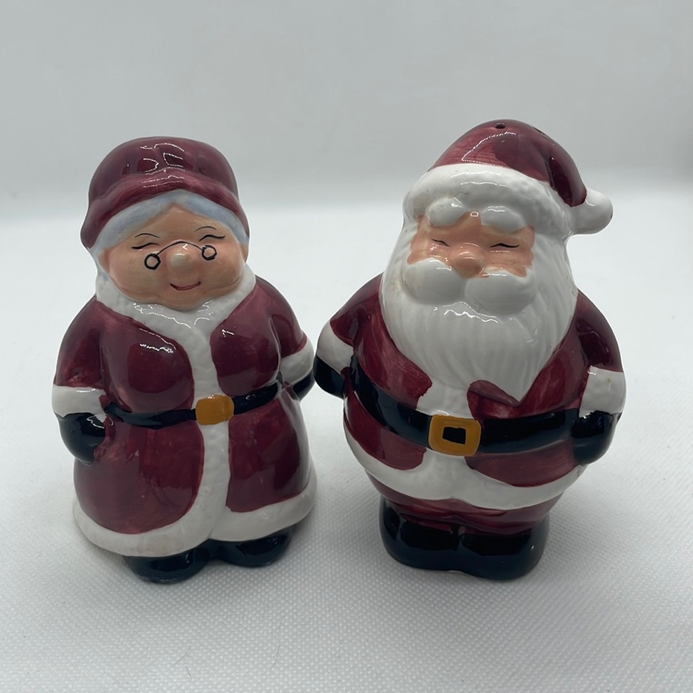 Adorable Santa & Mrs. Clause salt & pepper shakers. Publix Encore addition